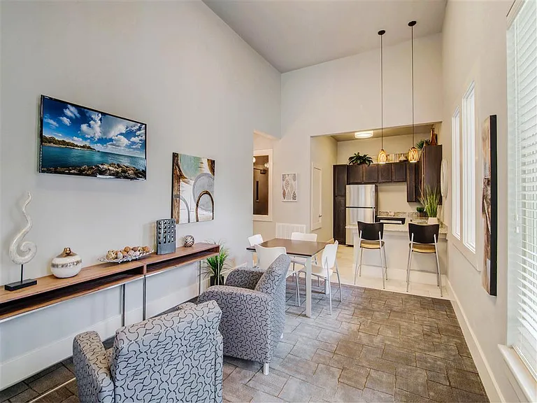 Balcones Lofts — Photo 10