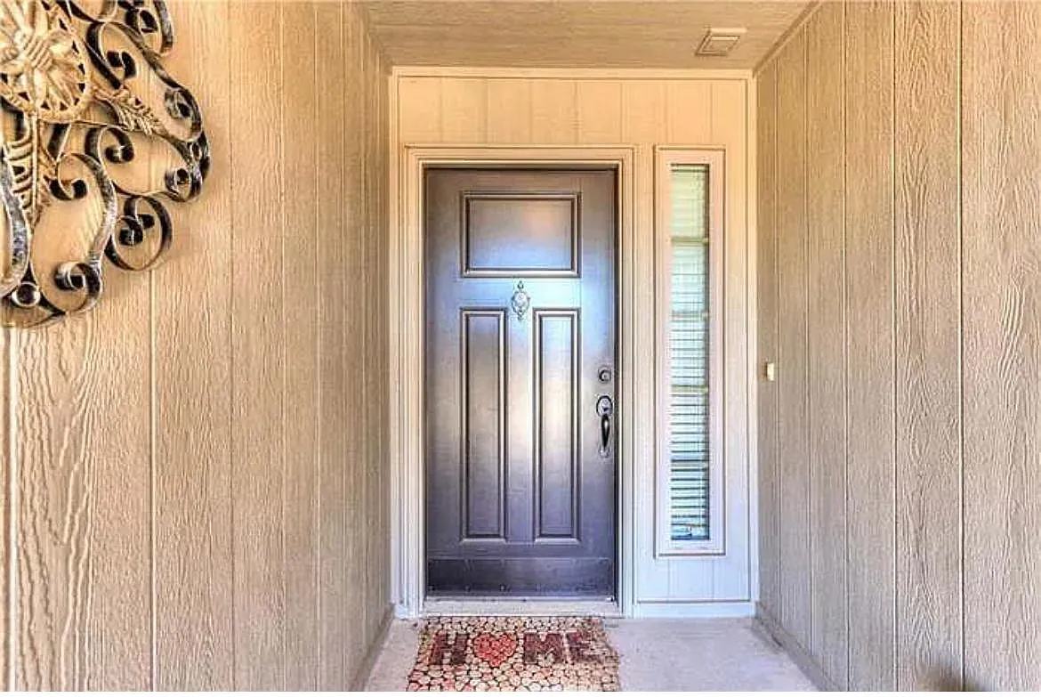Large covered porch entrance. - 18824 Resto Ln