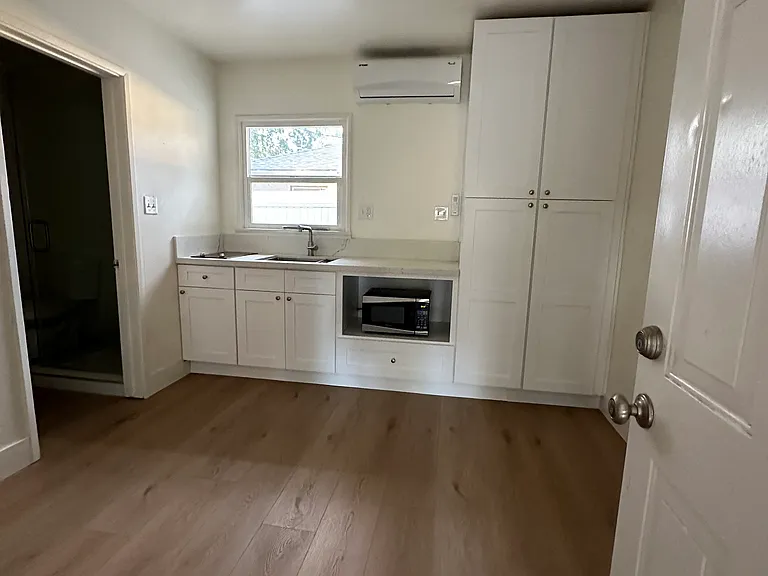 3232 Broadmoor Blvd #B — Photo 2