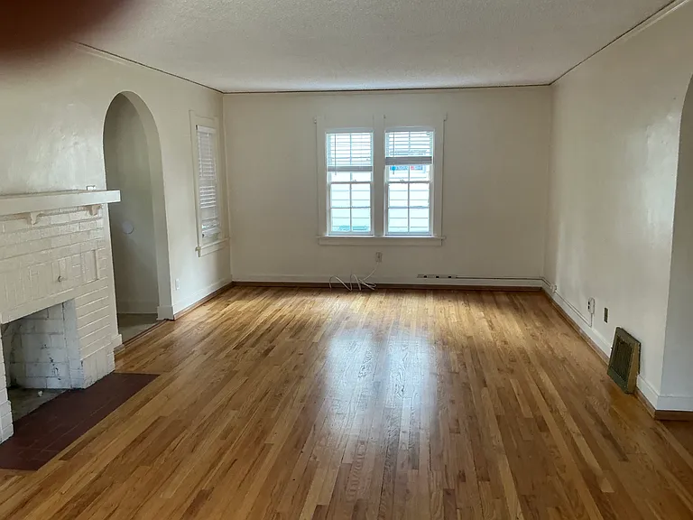 314 E 3rd Ave — Photo 32