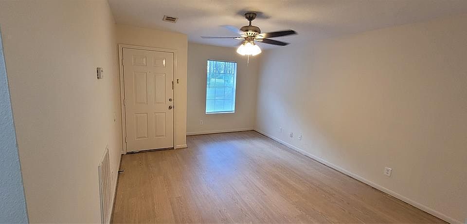 1st image of 4 Westway Dr #8