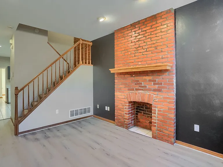 2810 Sarah Street — Photo 3