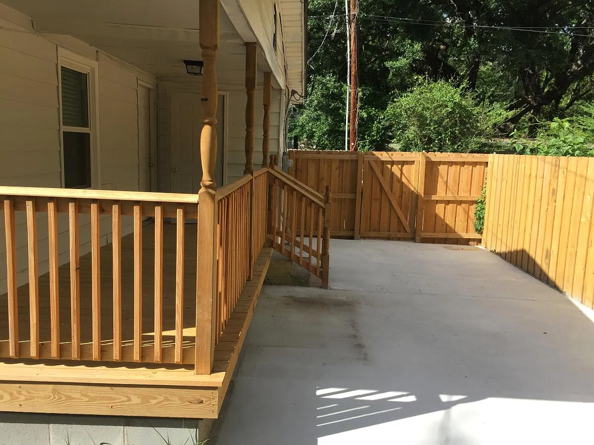 2 bed, 850 sqft, $2,200 — Photo 3