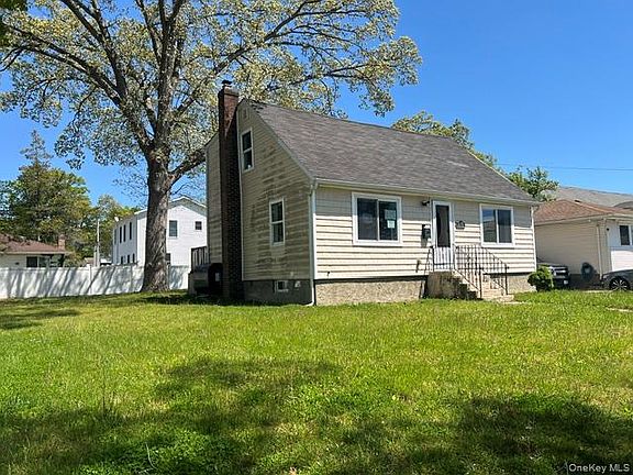 3rd image of 216 Manhattan Avenue