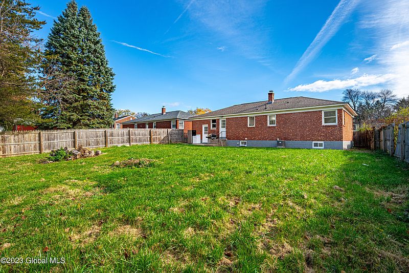 4th image of 102 Beacon Avenue