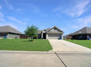 824 Mockingbird St, Navasota, TX 77868
