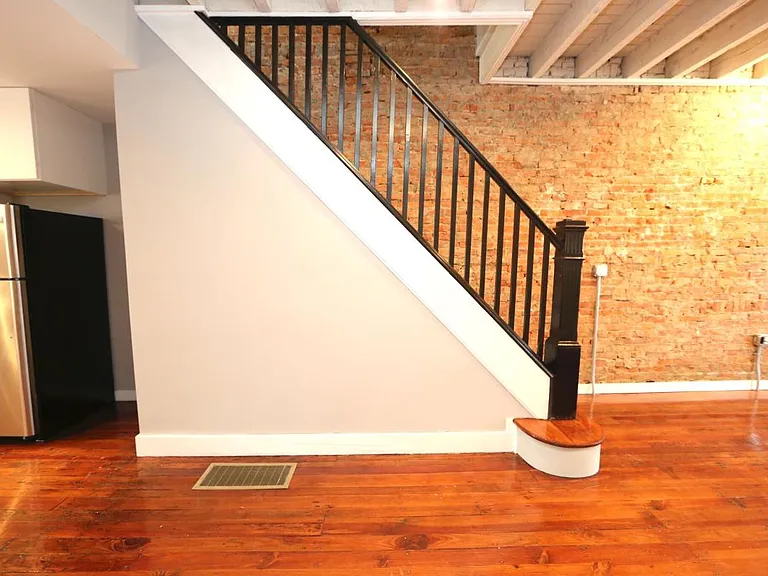 2727 Helen St — Photo 6