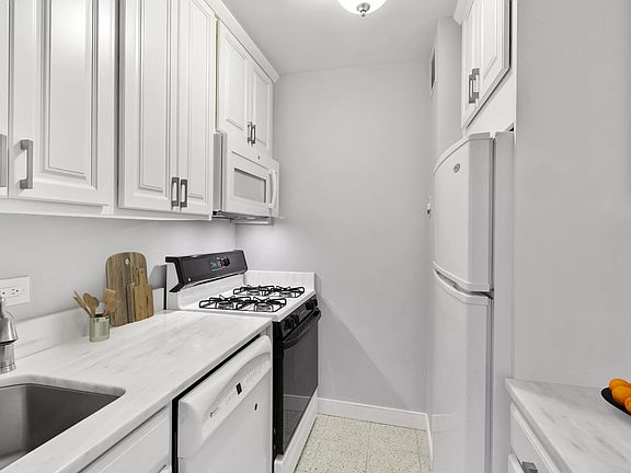 4th image of 61 W 62nd St APT 19N