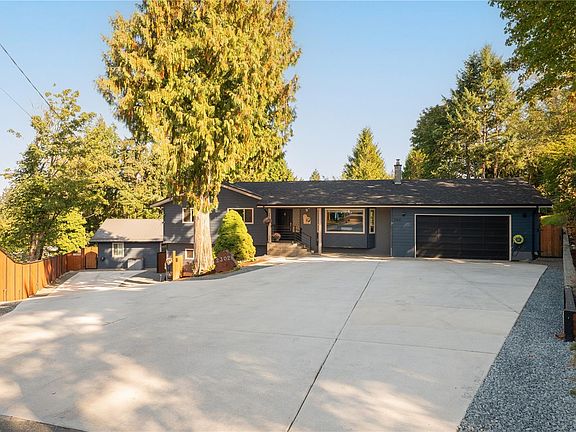 3rd image of 2302 Towerview Cres
