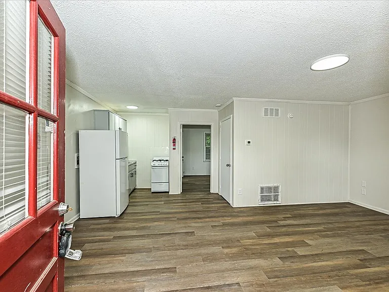 595 Betty St — Photo 1