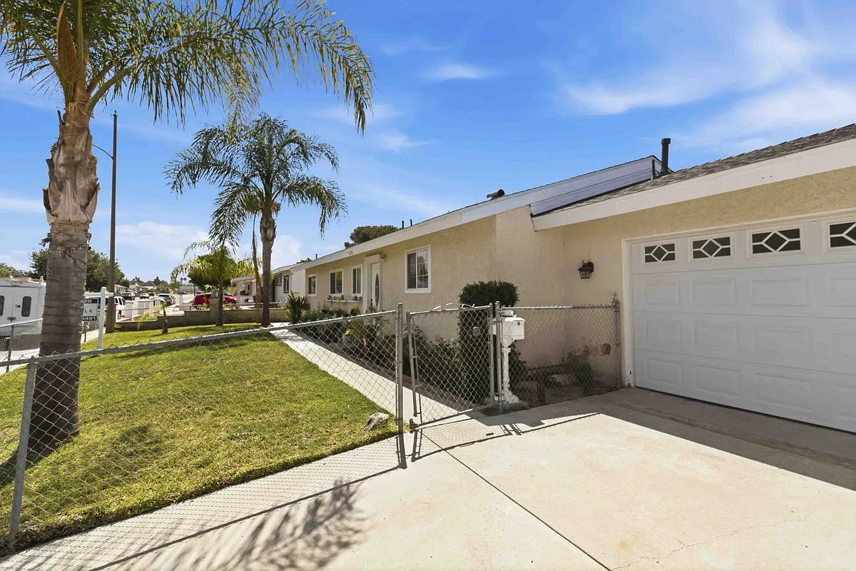 3 bed, 2.0 bath, 1248 sqft, $4,450 — Photo 2
