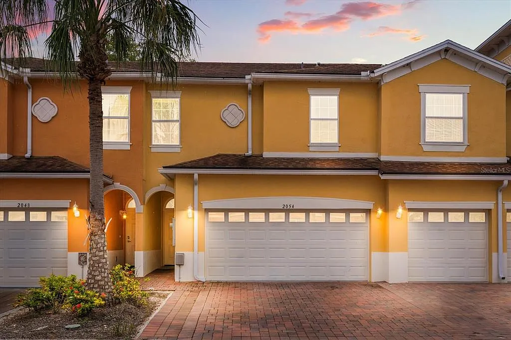 5 bed, 3.5 bath, 1584 sqft, $2,900 — Photo 2