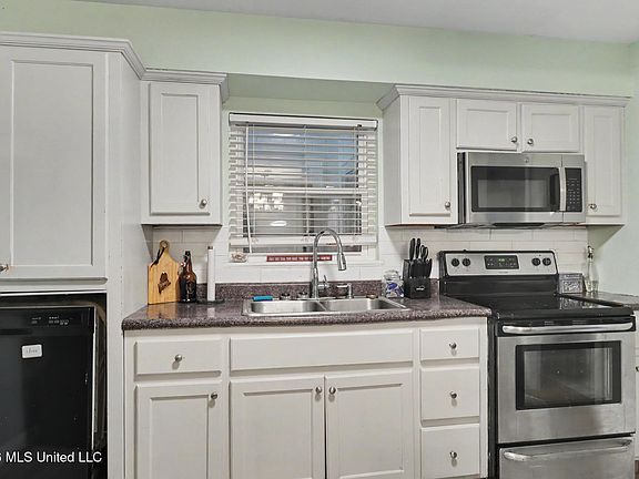 5th image of 323 Rich Ave