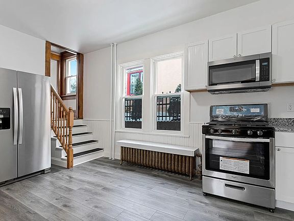 5th image of 928 Westminster St