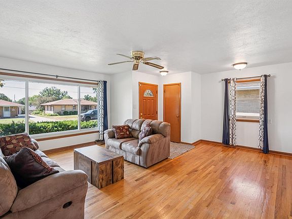 2nd image of 1809 Pearl Dr