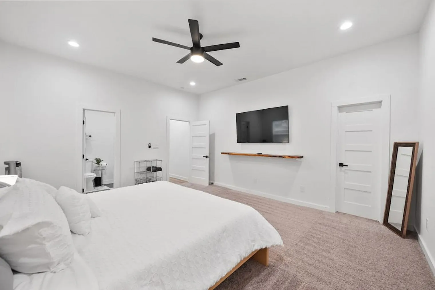 3 bed, 3.0 bath, 1517 sqft, $6,142 — Photo 3