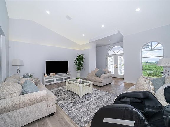 4th image of 12750 Katherine Cir