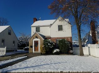 606 Meadowbrook Rd, Uniondale, NY 11553