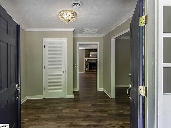 5th image of 101 Holly Park Ln