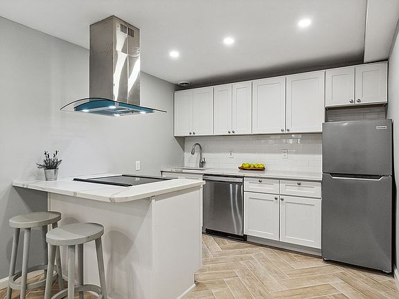 2nd image of 400 E 17th St APT 102