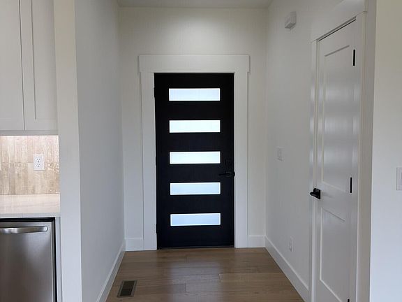 4th image of 230 Hamilton Street