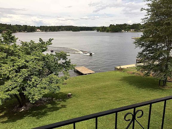 3rd image of 230 W Lakeshore Dr