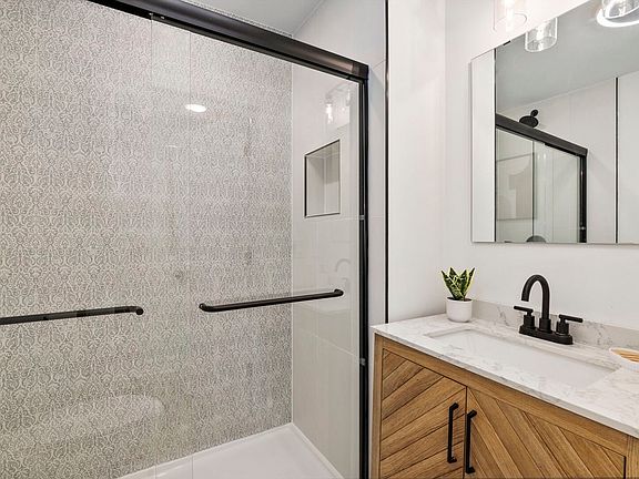 5th image of 3104 N Sacramento Ave #2