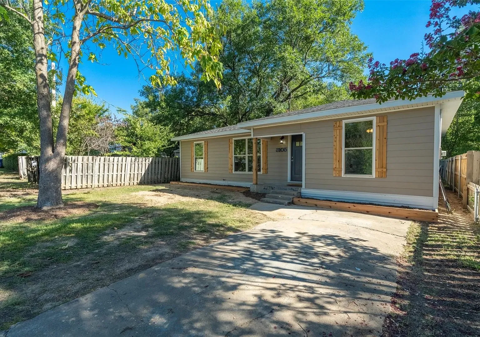 Spacious 4-Bed Home with Fenced Yard, Porch & Patio in Greenville Minutes to I-30 — Photo 1