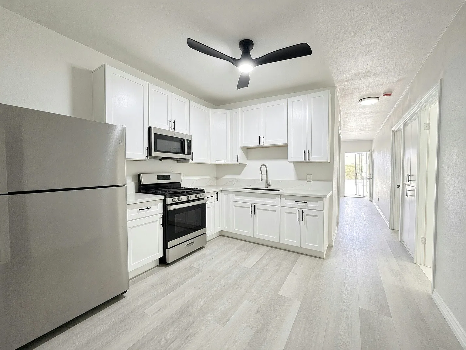 696 Illinois Ave, Unit 696 — Photo 4