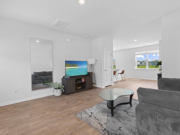 4th image of 410 Broad Elm Way