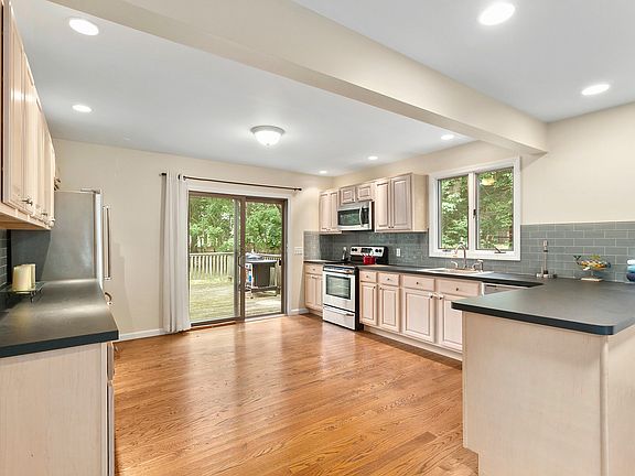 4th image of 42 Underwood Dr