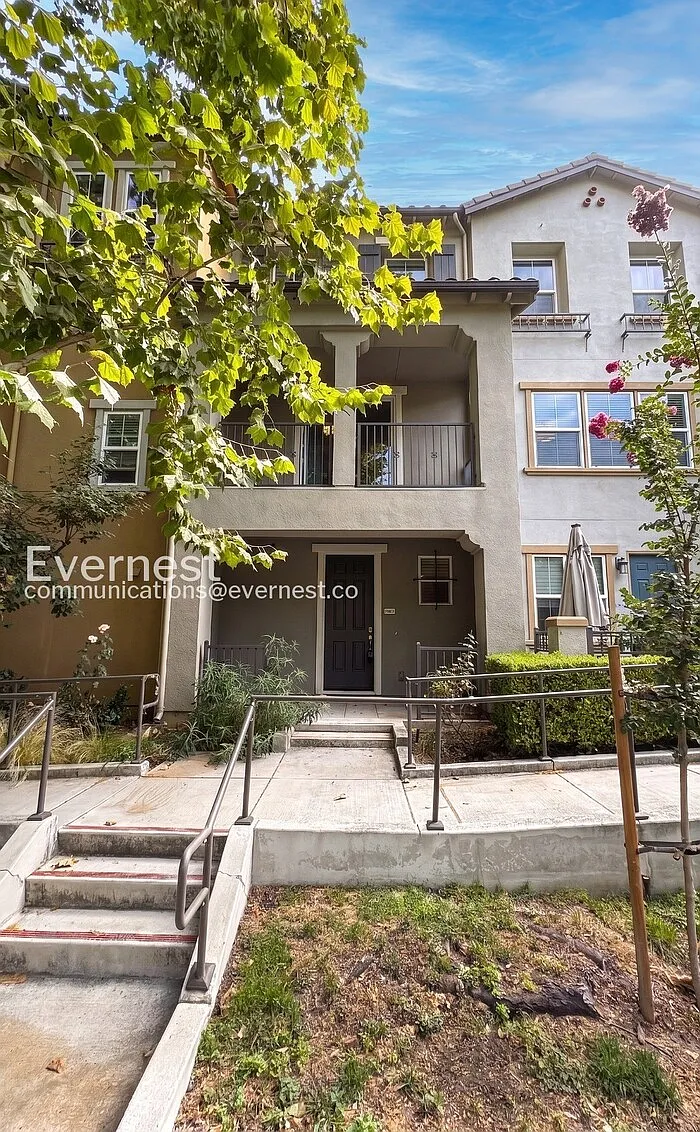 3 bed, 3.0 bath, 1522 sqft, $4,250 — Photo 1