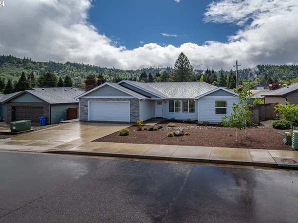 695 SE Lanola St, Winston, OR 97496