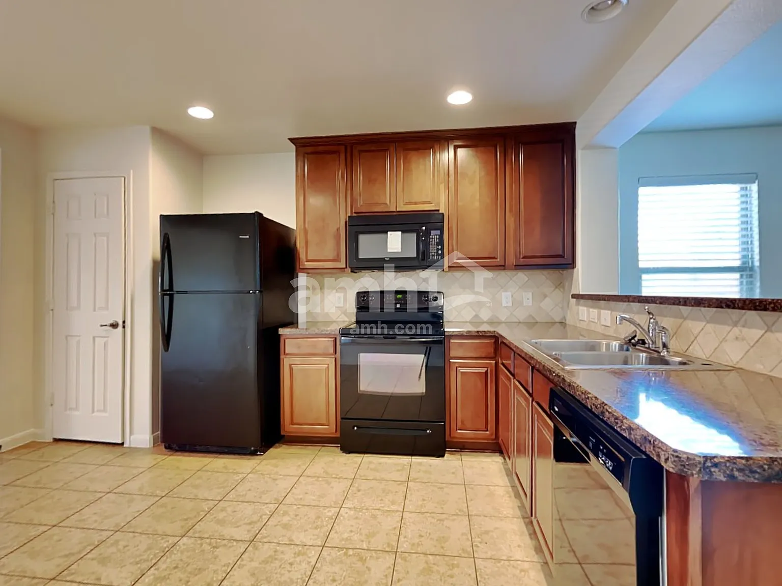 3 bed, 2.0 bath, 1776 sqft, $2,195 — Photo 3