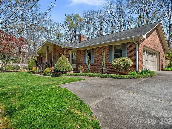 3rd image of 136 Woodvale Cir