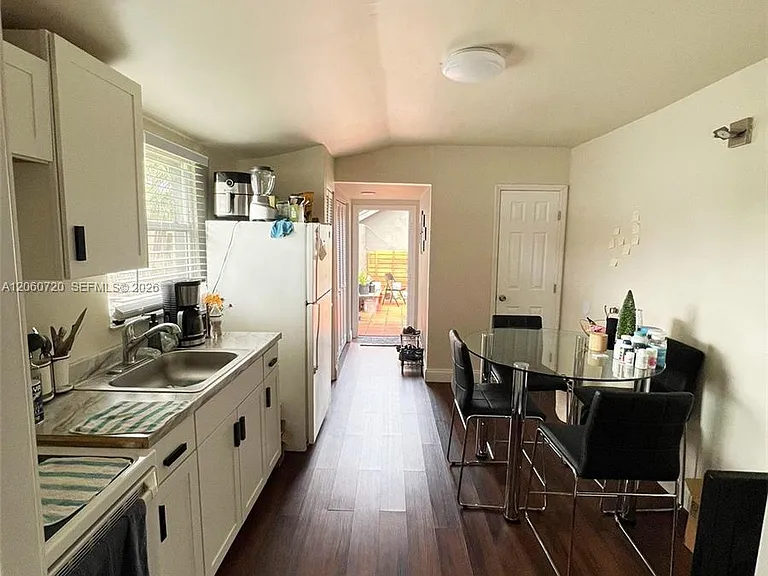 320 SW 4th Ave #B — Photo 3