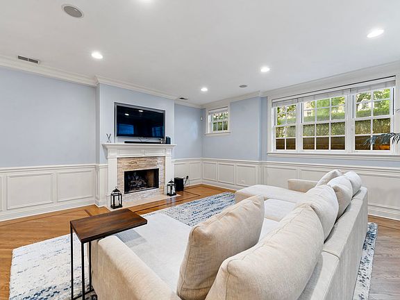 2nd image of 645 W Wrightwood Ave #1A