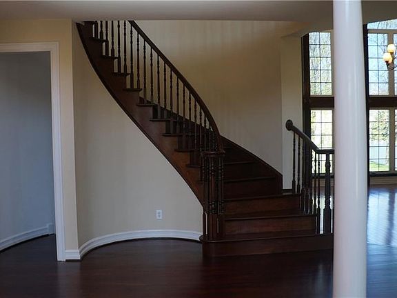 4th image of 39 Nature Cove Ct