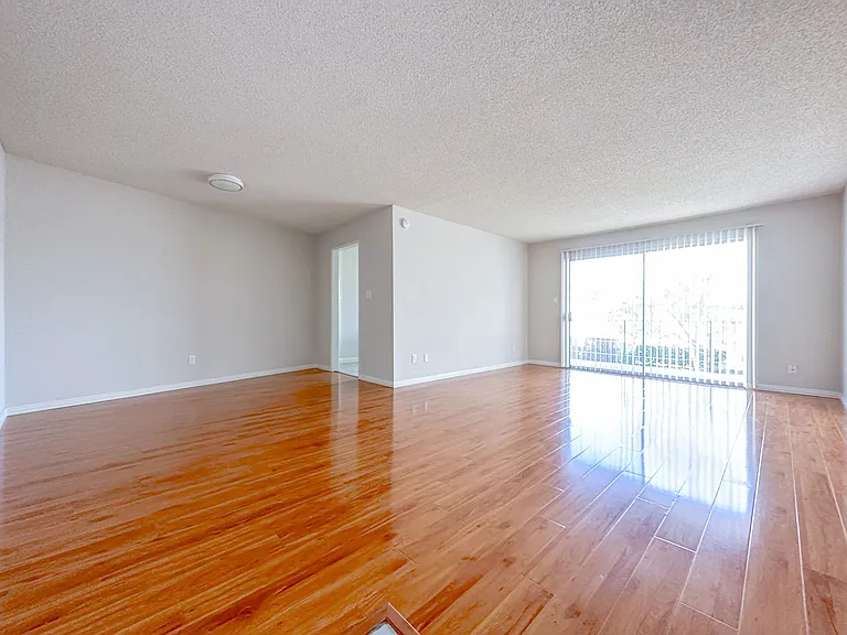 718 N Monterey St — Photo 4