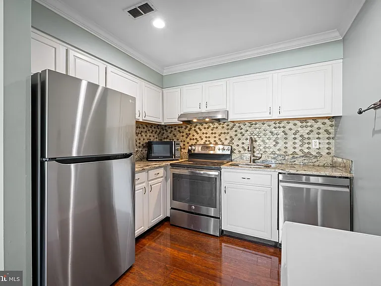 275 Green St #4A6 — Photo 10