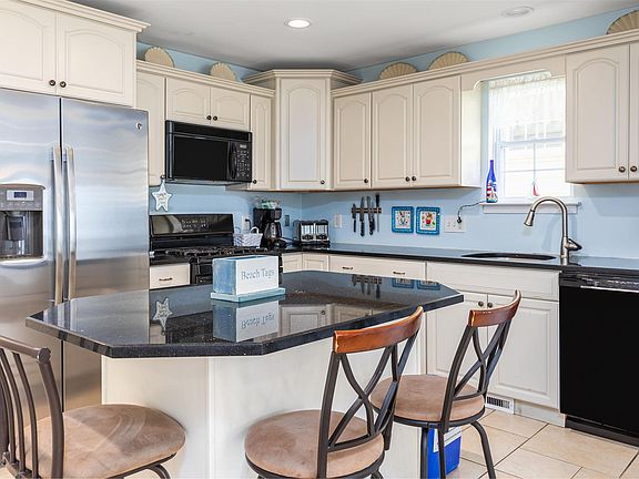 2nd image of 808 Plymouth Pl APT 1