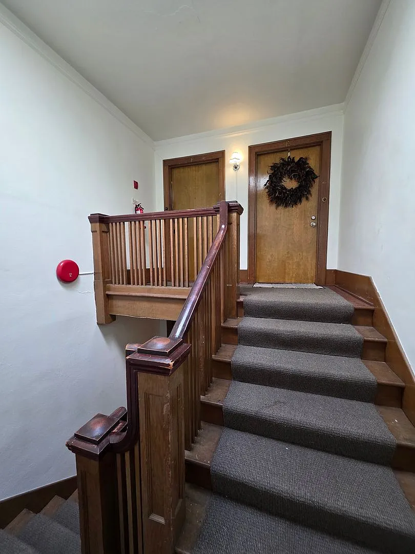 Large 1 bedroom Historic condo - Top Floor unit with a charming interior- Available now! — Photo 3