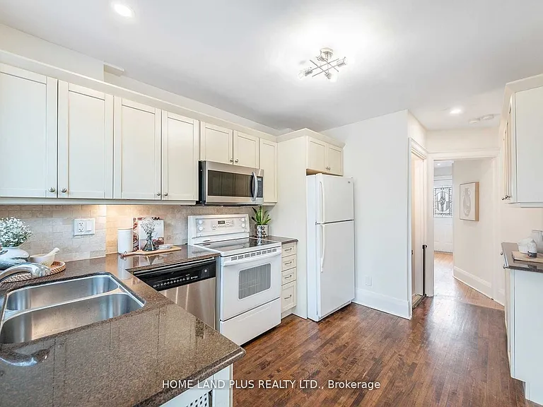 70 Mann Ave — Photo 11