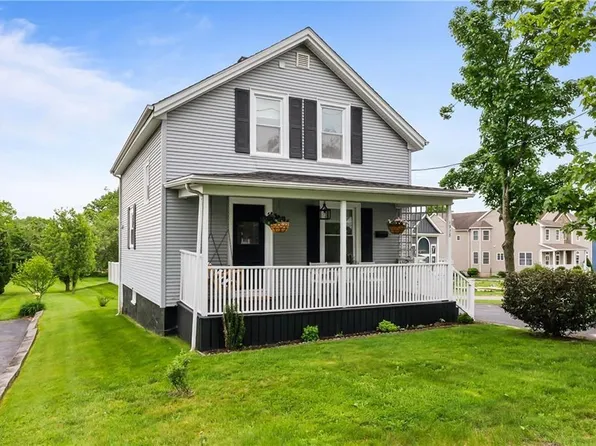 1978 County St, Somerset, MA 02726