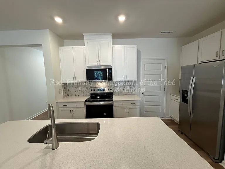 112 Parker Ln — Photo 3
