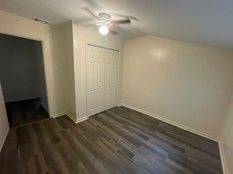209 E Howard St — Photo 4