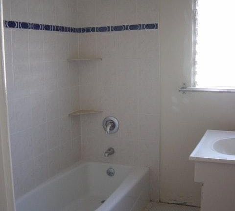 bathroom with tub