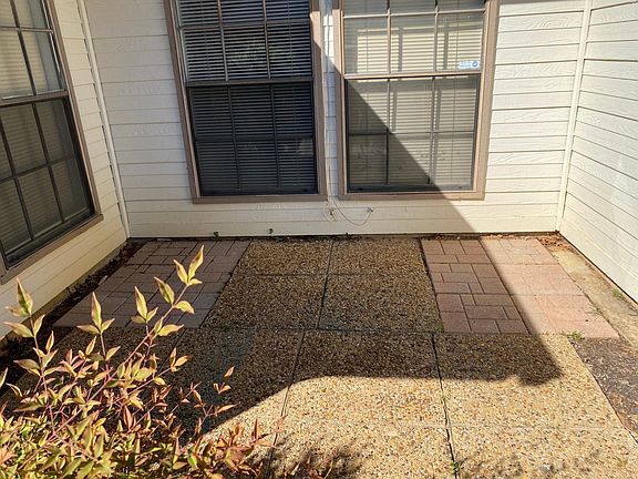 Side patio big enough for table & Chairs
