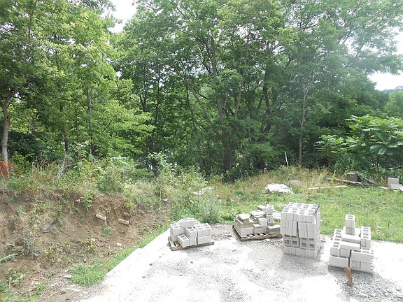 4th image of 622 River Rd