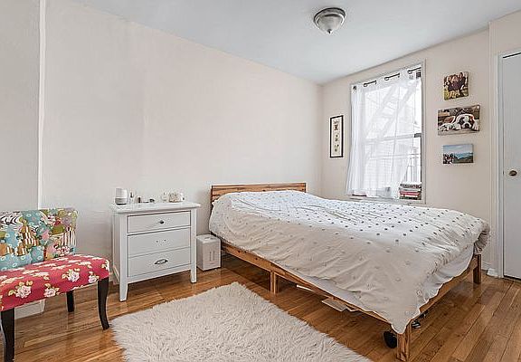 3rd image of 165 Christopher St APT 1S